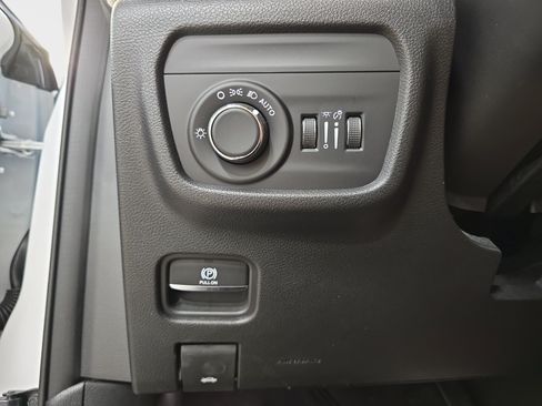 Used 2023 Jeep Grand Cherokee Altitude AWD/4WD image 23