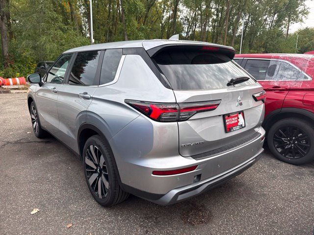 Used 2026 Mitsubishi Outlander SE AWD/4WD image 3