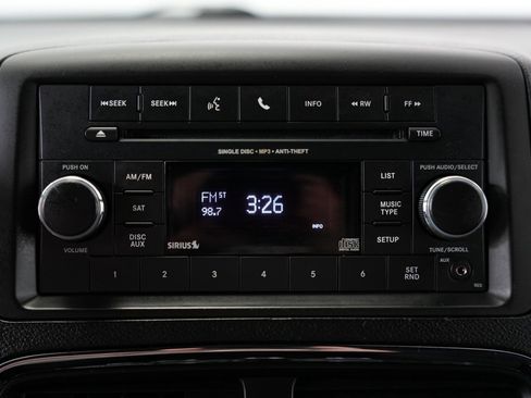 Used 2015 Dodge Grand Caravan SE image 18