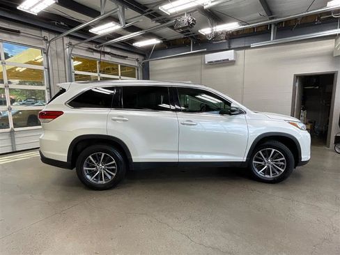 Used 2019 Toyota Highlander XLE FWD image 6