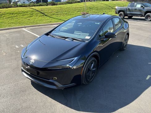 Used 2025 Toyota Prius LE FWD image 5