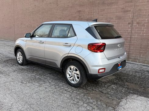 Used 2022 Hyundai Venue SE image 3