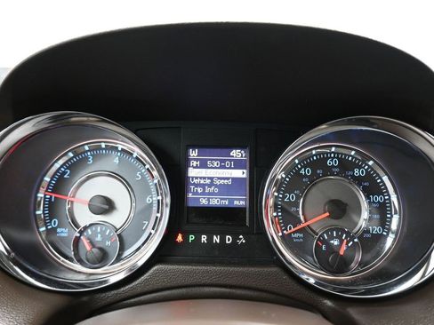 Used 2014 Chrysler Town & Country Touring image 14