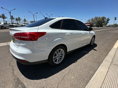 Used 2017 Ford Focus SE FWD image 4