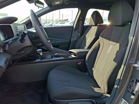 Certified 2025 Hyundai Elantra Sport FWD image 13