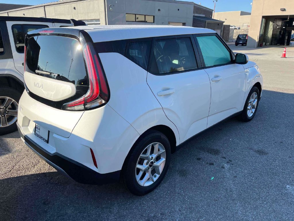 Used 2023 Kia Soul LX w/ LX Technology Package FWD image 2