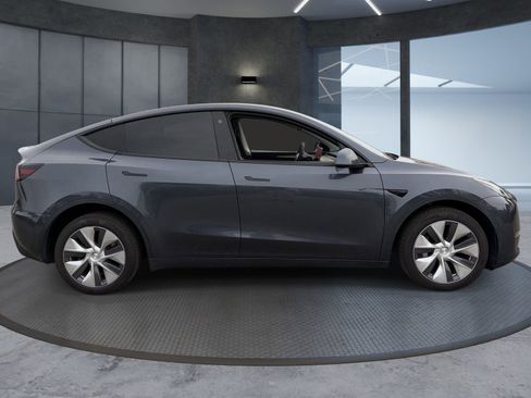 Used 2022 Tesla Model Y Long Range AWD/4WD image 7