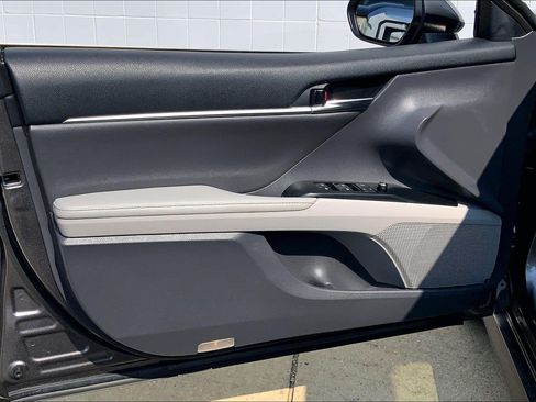 Used 2020 Toyota Camry XLE w/ Sunroof Package FWD image 28