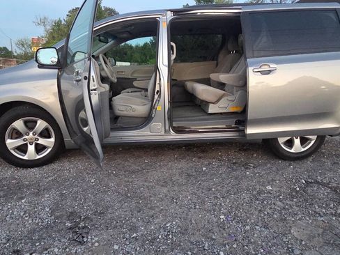 Used 2014 Toyota Sienna LE FWD image 11