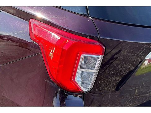 Used 2022 Ford Explorer Platinum w/ Equipment Group 601A AWD/4WD image 32