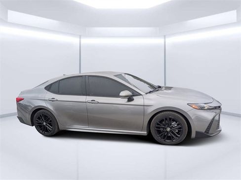Used 2025 Toyota Camry SE image 2