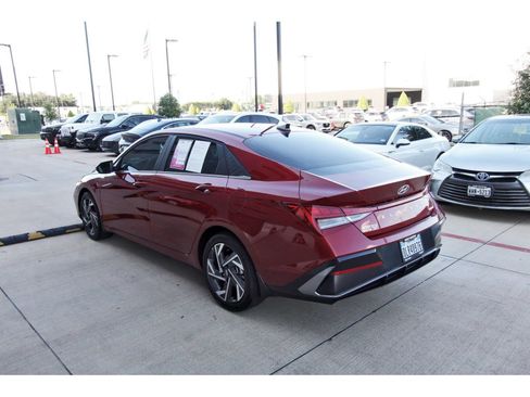 Certified 2025 Hyundai Elantra Limited FWD image 7