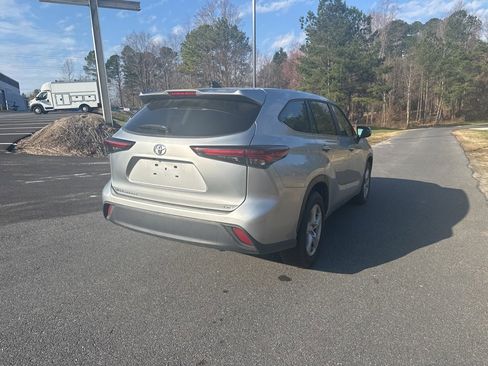 Used 2024 Toyota Highlander LE image 5