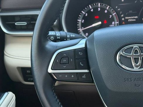 Used 2022 Toyota Highlander XLE FWD image 27