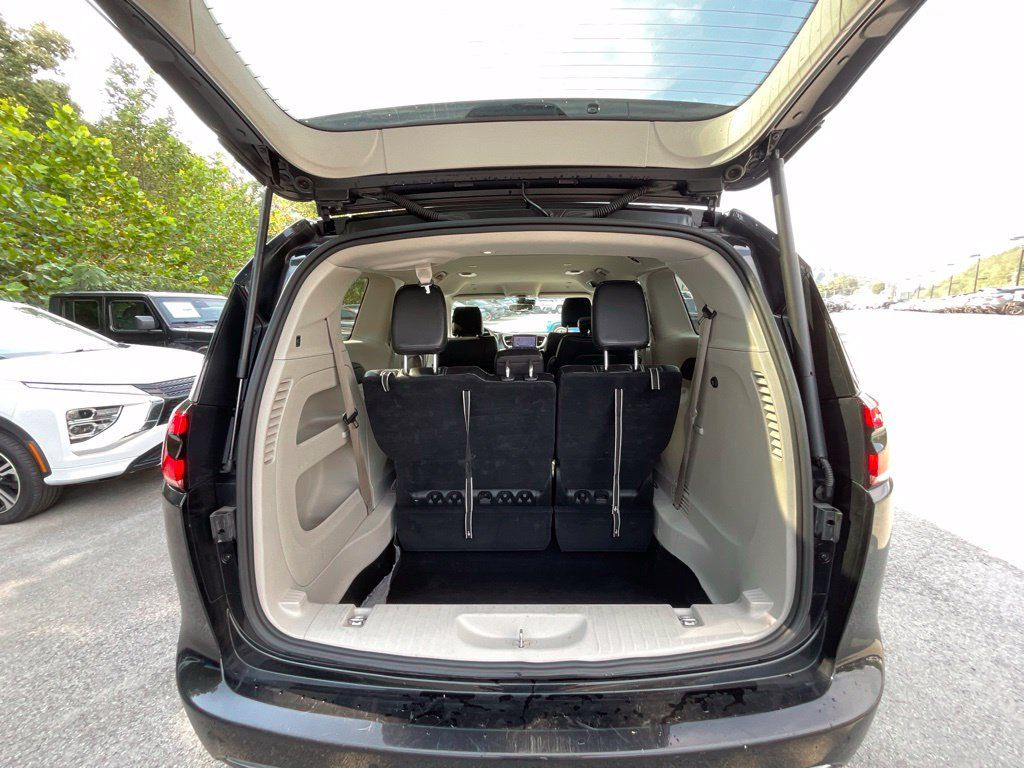 Used 2024 Chrysler Pacifica Touring-L FWD image 26