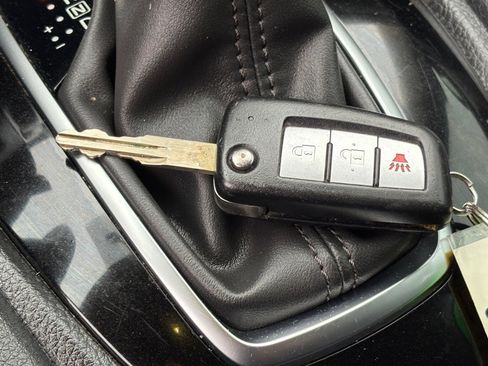 Used 2018 Nissan Rogue S image 39