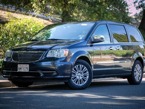 Used 2013 Chrysler Town & Country Touring-L w/ Driver Convenience Group FWD image 1