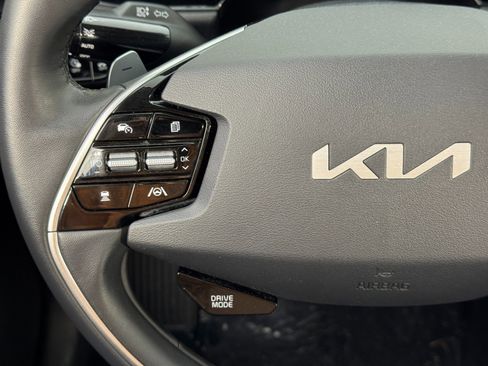 Used 2023 Kia Niro EX image 19