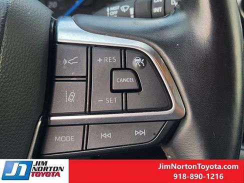 Used 2020 Toyota Highlander XLE AWD/4WD image 28