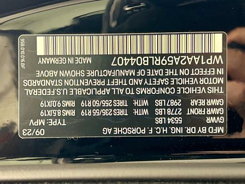Certified 2024 Porsche Macan AWD/4WD image 35
