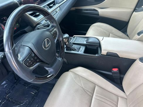 Used 2019 Lexus ES 350 Ultra Luxury w/ Accessory Package 2 image 4