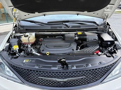 Used 2019 Chrysler Pacifica Touring Plus FWD image 32
