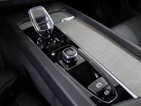 Certified 2025 Volvo XC60 B5 Ultra AWD/4WD image 21