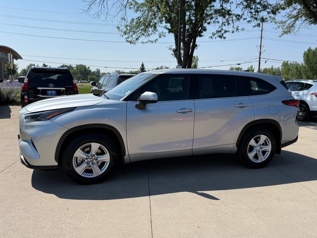 Used 2022 Toyota Highlander LE AWD/4WD image 7