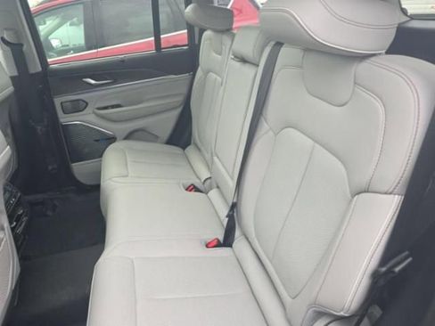 Used 2022 Jeep Grand Cherokee Overland w/ Advanced Protech Group III AWD/4WD image 5