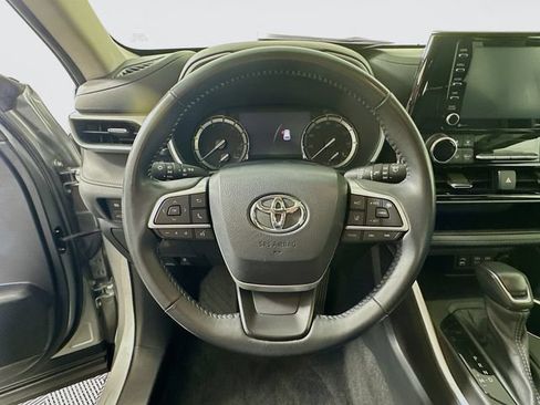 Used 2022 Toyota Highlander XLE AWD/4WD image 11