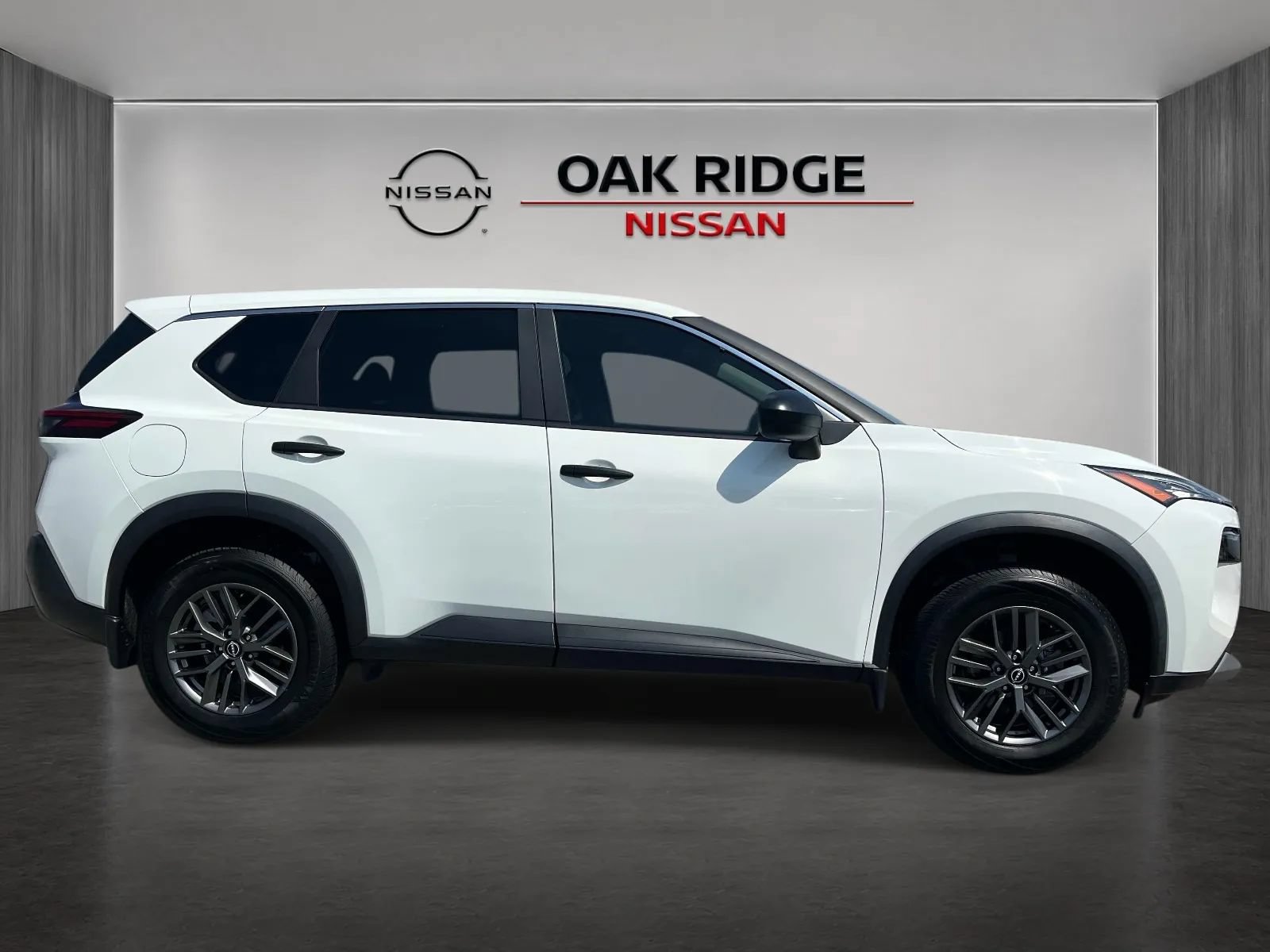 Used 2023 Nissan Rogue S FWD image 2
