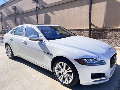 Used 2017 Jaguar XF Premium image 6