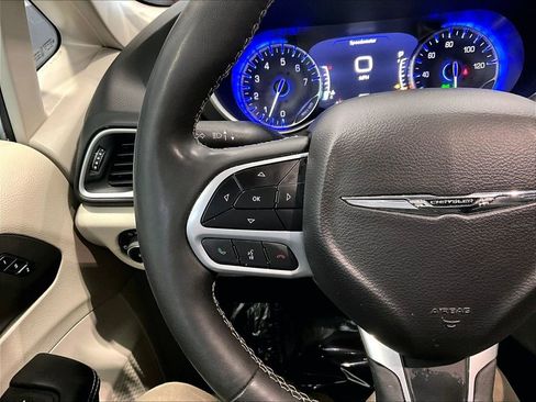 Used 2024 Chrysler Pacifica Touring-L image 18