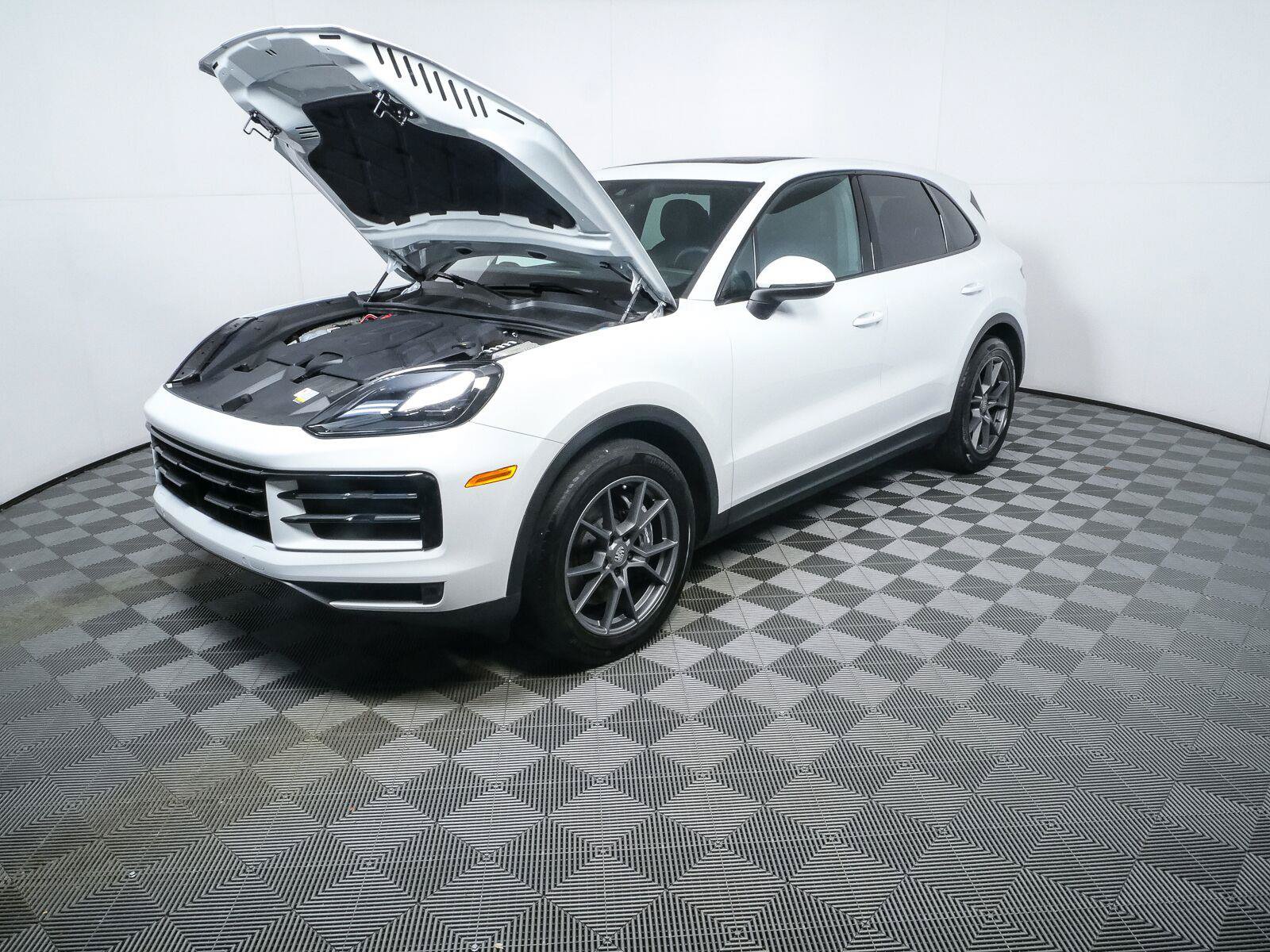 Certified 2024 Porsche Cayenne AWD/4WD image 34