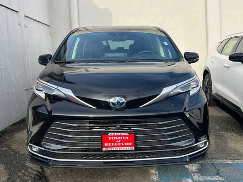 Certified 2022 Toyota Sienna Platinum image 3