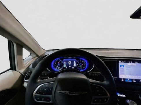 Used 2022 Chrysler Pacifica Touring-L FWD image 7