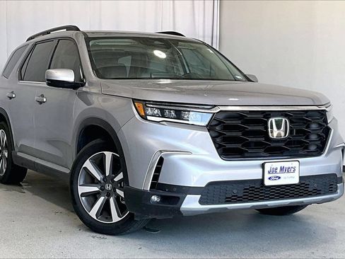 Used 2025 Honda Pilot Touring image 1