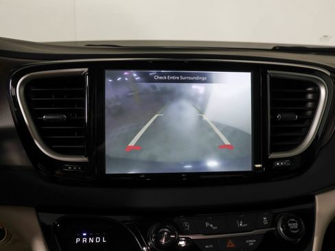Used 2023 Chrysler Pacifica Touring-L FWD image 8