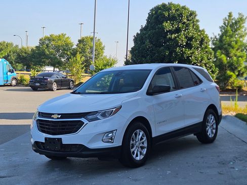 Used 2020 Chevrolet Equinox LS w/ LS Convenience Package FWD image 3