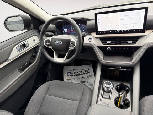 Used 2025 Ford Explorer Active AWD/4WD image 11