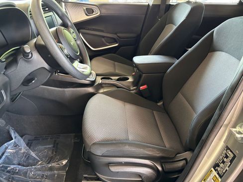 Used 2025 Kia Soul LX w/ LX Technology Package FWD image 24