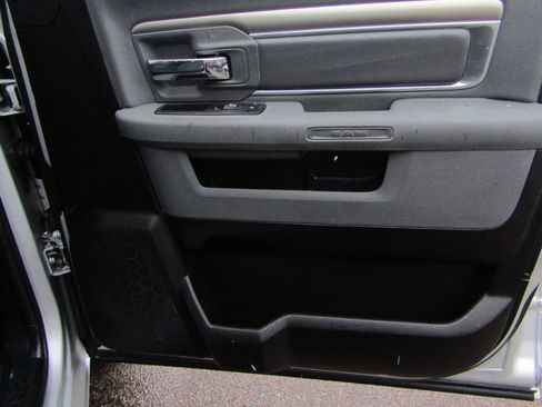 Used 2018 RAM 1500 Classic SLT image 30