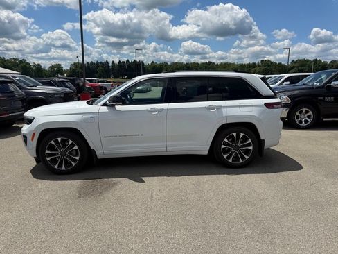 Used 2023 Jeep Grand Cherokee Overland w/ Advanced Protech Group III AWD/4WD image 9