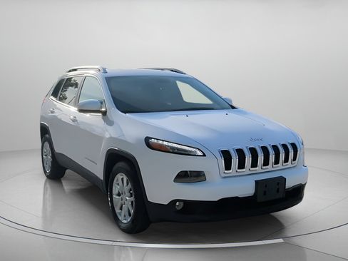 Used 2018 Jeep Cherokee Latitude w/ Safety Group FWD image 4