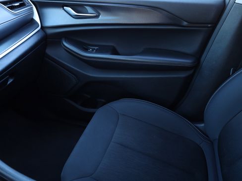 Used 2023 Jeep Grand Cherokee Laredo image 12