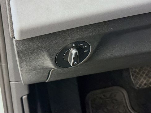 Used 2025 Volkswagen Jetta SE image 17