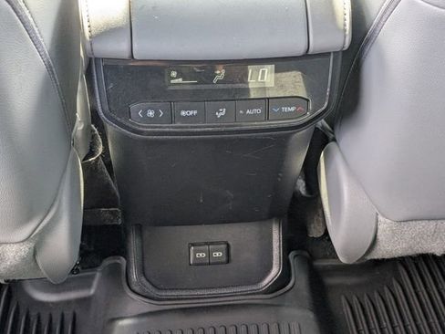 Used 2022 Toyota Highlander XLE image 12