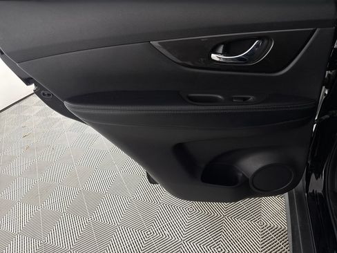 Used 2019 Nissan Rogue SV w/ Premium Package FWD image 12