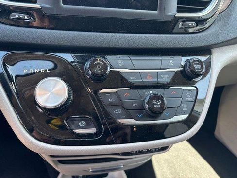 Used 2023 Chrysler Voyager LX image 9