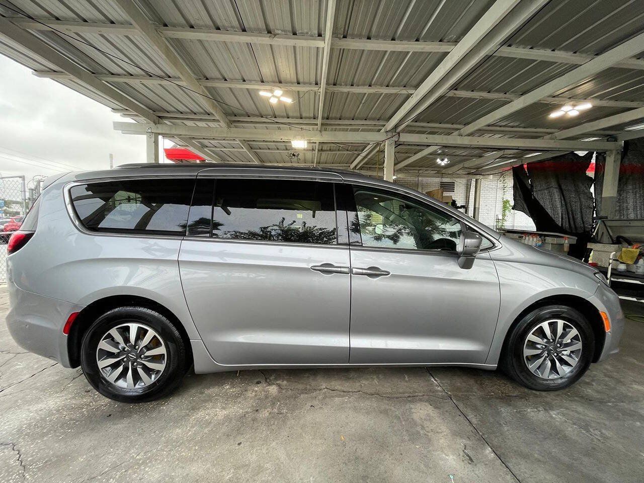 Used 2021 Chrysler Pacifica Touring-L FWD image 17